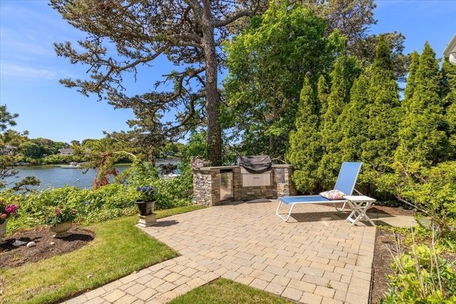 17 Cove Ln, Dennis, MA 02670