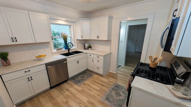 827 E Ewing Avenue, South Bend, IN 46613