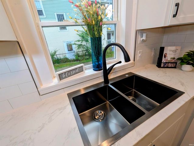 827 E Ewing Avenue, South Bend, IN 46613