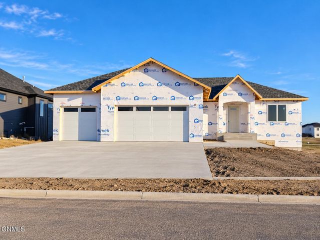 5722 Davies Drive, Bismarck, ND 58503 property photo