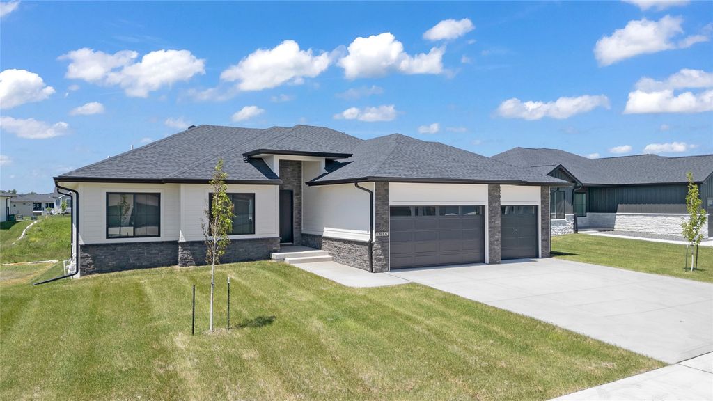 18007 Hammontree Circle, Clive, IA 50325