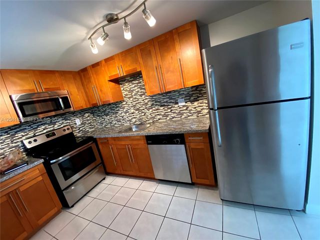 9280 FONTAINEBLEAU BL 103, Miami, FL 33172
