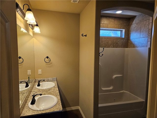 2652 N Valencia Avenue, Fayetteville, AR 72703