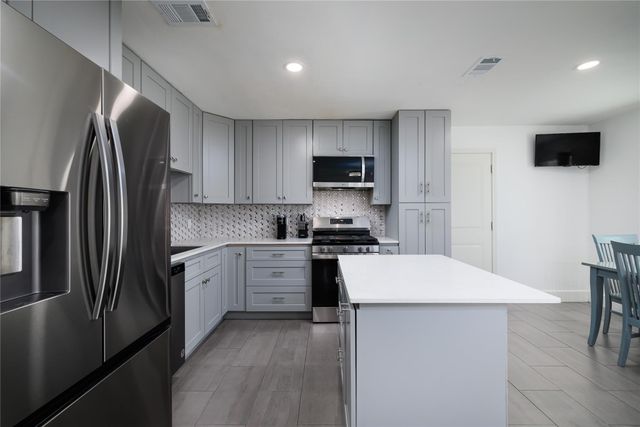 29 N Wavy Oak Circle, The Woodlands, TX 77381