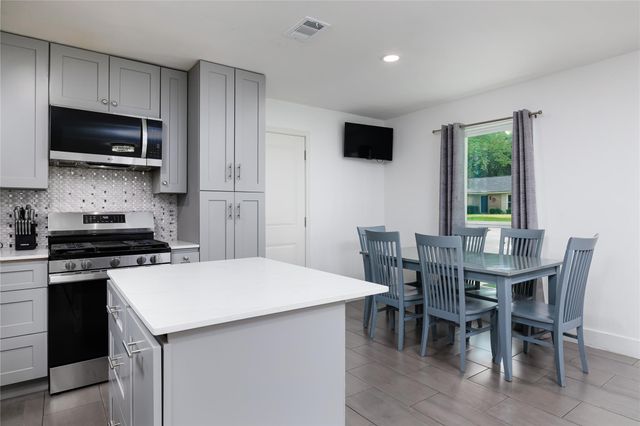 29 N Wavy Oak Circle, The Woodlands, TX 77381