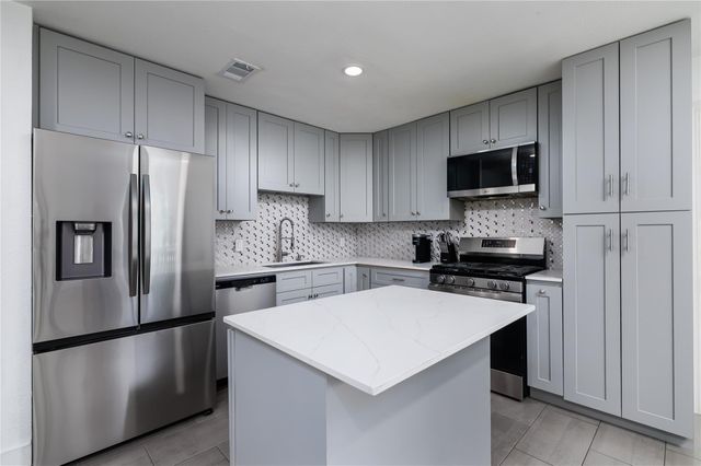 29 N Wavy Oak Circle, The Woodlands, TX 77381