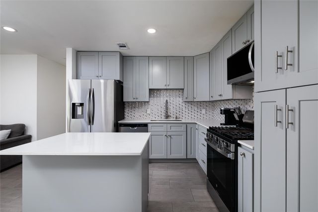 29 N Wavy Oak Circle, The Woodlands, TX 77381