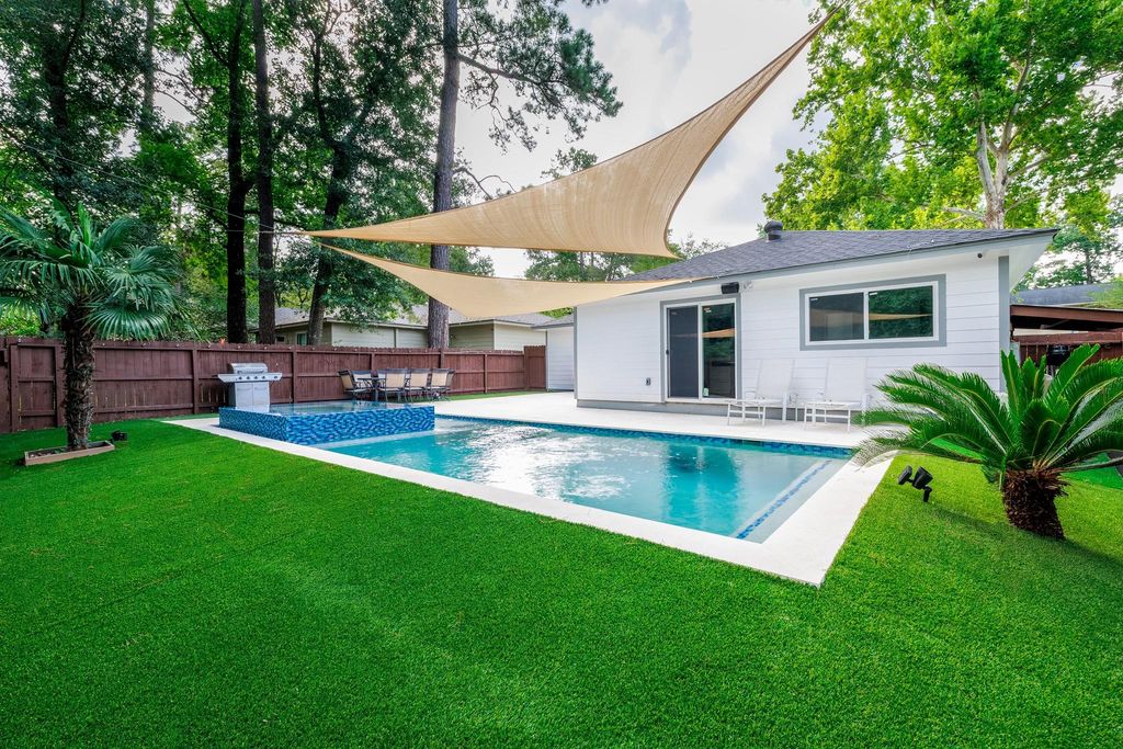 29 N Wavy Oak Circle, The Woodlands, TX 77381