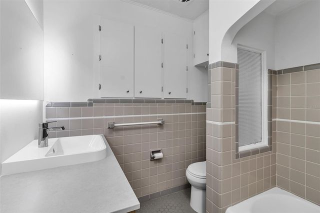 2019 CHIPPAWA PLACE, Sarasota, FL 34234