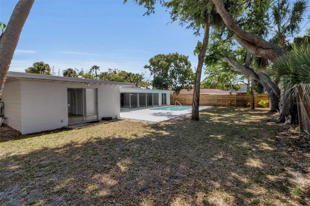 2019 CHIPPAWA PLACE, Sarasota, FL 34234