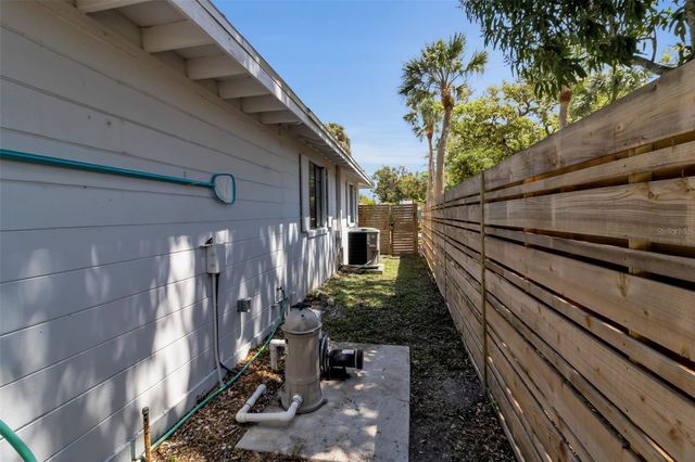 2019 CHIPPAWA PLACE, Sarasota, FL 34234