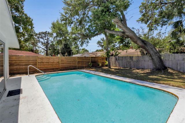 2019 CHIPPAWA PLACE, Sarasota, FL 34234