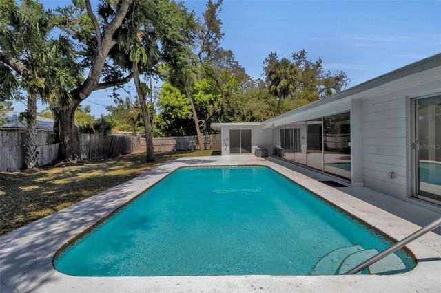 2019 CHIPPAWA PLACE, Sarasota, FL 34234