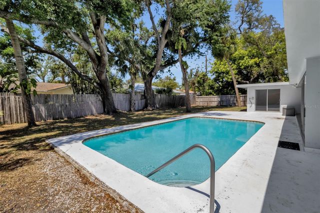 2019 CHIPPAWA PLACE, Sarasota, FL 34234
