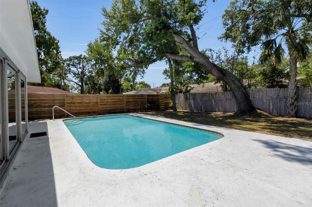 2019 CHIPPAWA PLACE, Sarasota, FL 34234