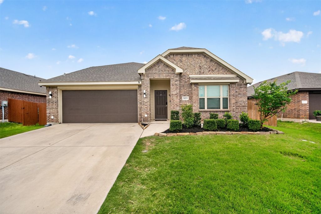 809 Cloverwood Drive, Fort Worth, TX 76036