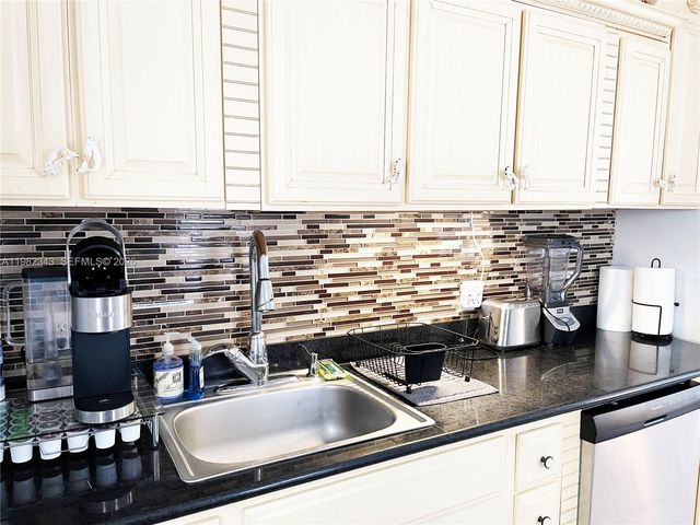 749 NW 43rd St, Oakland Park, FL 33309