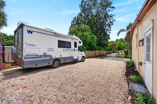 749 NW 43rd St, Oakland Park, FL 33309