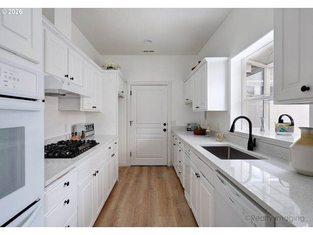 872 Ne PACIFIC Dr, Fairview, OR 97024