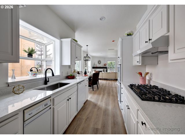 872 Ne PACIFIC Dr, Fairview, OR 97024