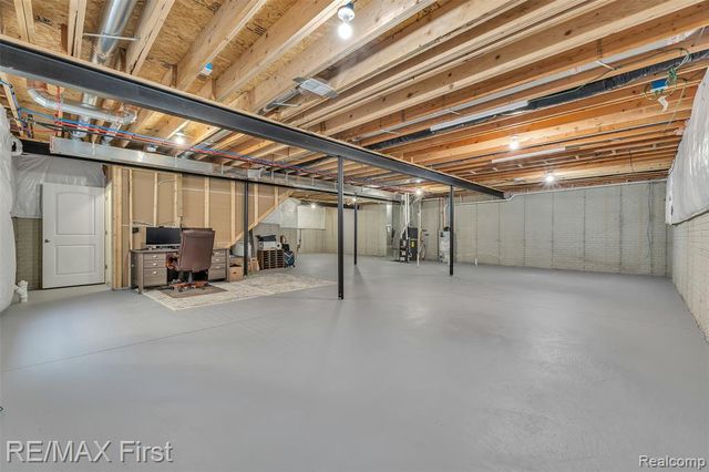 30232 Berghway Trail, Warren, MI 48092