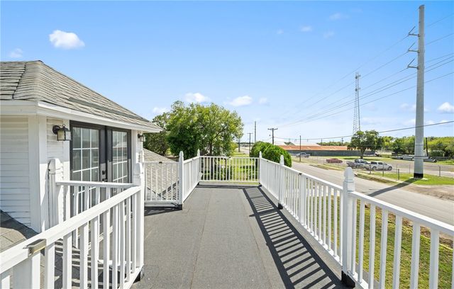 514 W 4th St, Sinton, TX 78387