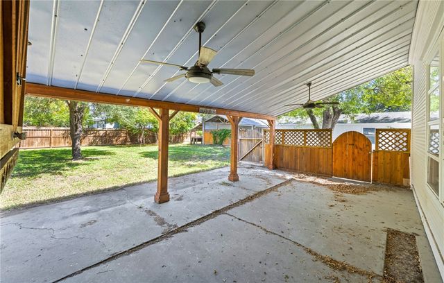 514 W 4th St, Sinton, TX 78387