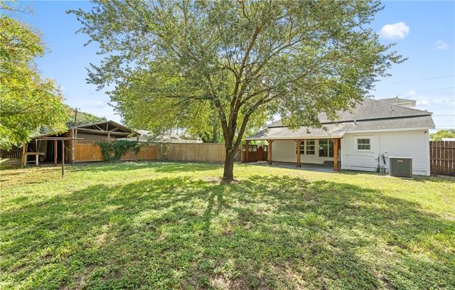 514 W 4th St, Sinton, TX 78387