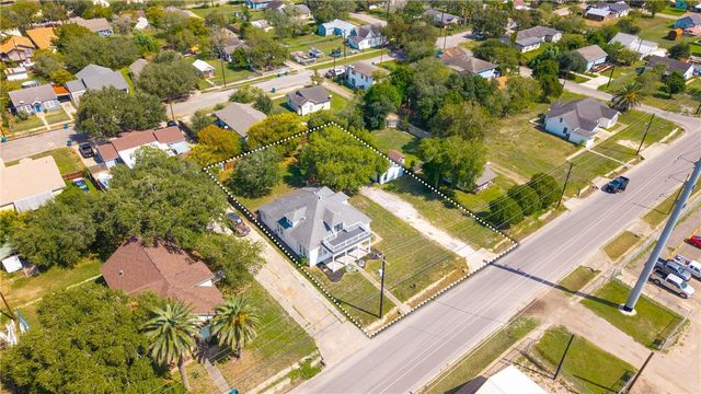 514 W 4th St, Sinton, TX 78387