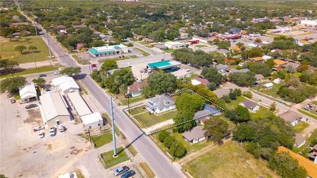 514 W 4th St, Sinton, TX 78387