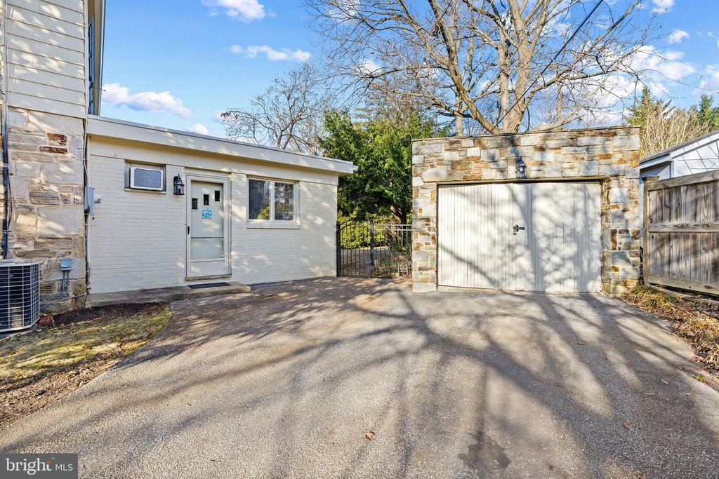 Image 5 of property listing at 104 GITTINGS AVE, Baltimore, MD 21212