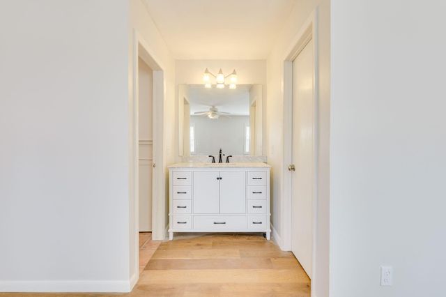 318 S Avenue C, Elgin, TX 78621