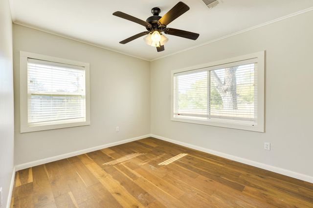 318 S Avenue C, Elgin, TX 78621