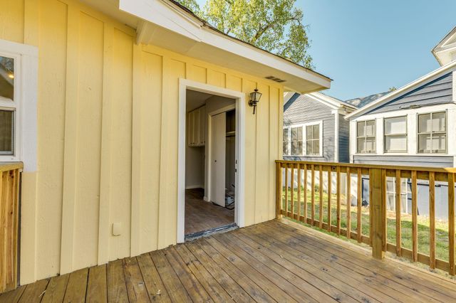 318 S Avenue C, Elgin, TX 78621