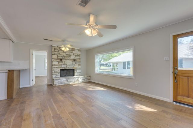 318 S Avenue C, Elgin, TX 78621