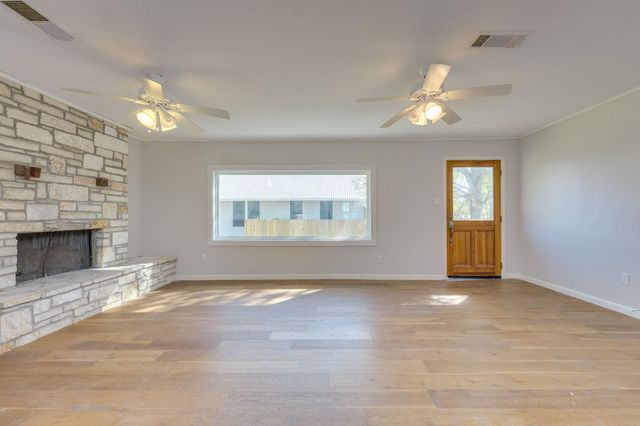 318 S Avenue C, Elgin, TX 78621