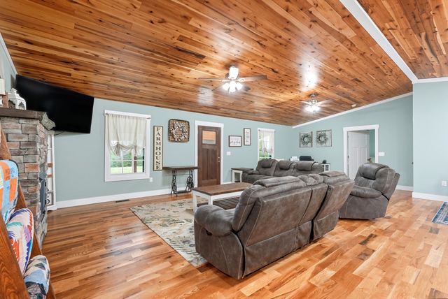 1275A Ennis Branch Rd, Mc Ewen, TN 37101