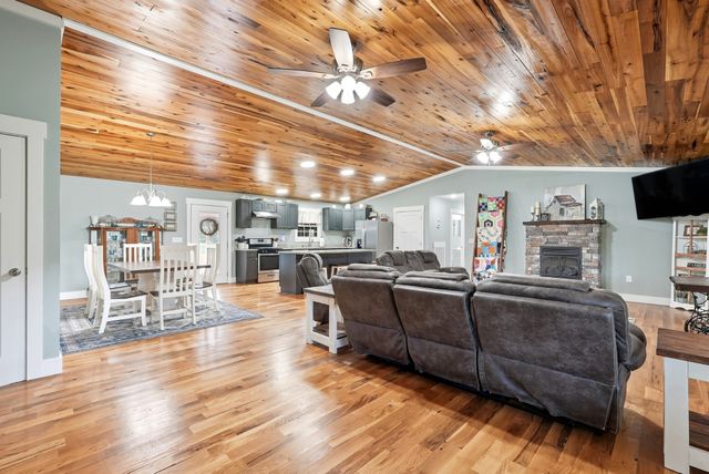 1275A Ennis Branch Rd, Mc Ewen, TN 37101