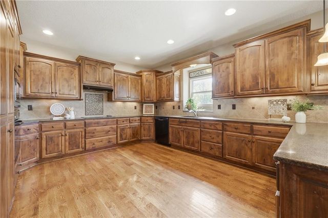 4229 S White Sands Court, Blue Springs, MO 64015