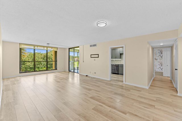 5250 Woodland Lakes Drive 327, Palm Beach Gardens, FL 33418