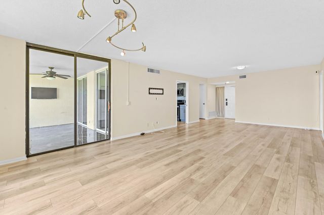 5250 Woodland Lakes Drive 327, Palm Beach Gardens, FL 33418