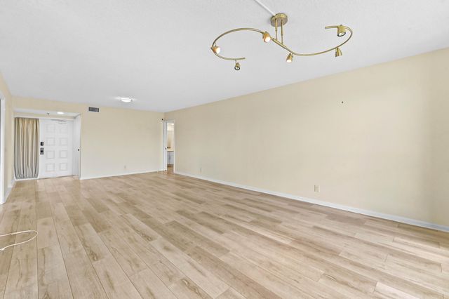 5250 Woodland Lakes Drive 327, Palm Beach Gardens, FL 33418