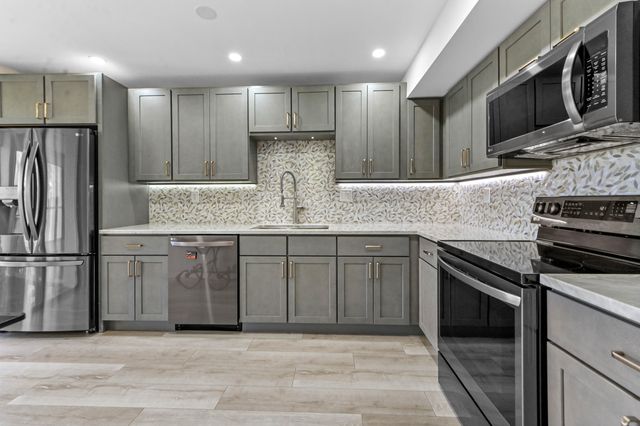 5250 Woodland Lakes Drive 327, Palm Beach Gardens, FL 33418