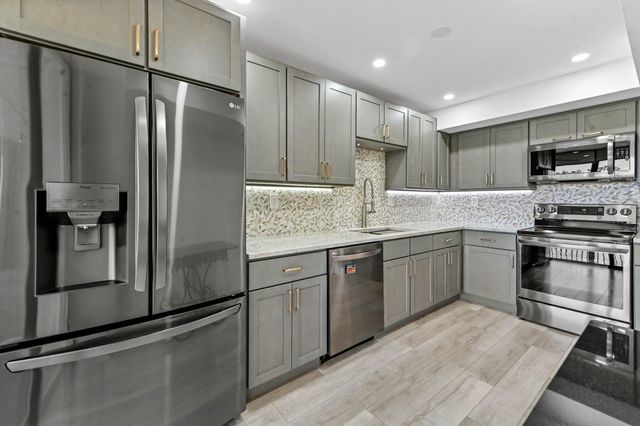 5250 Woodland Lakes Drive 327, Palm Beach Gardens, FL 33418