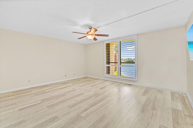 5250 Woodland Lakes Drive 327, Palm Beach Gardens, FL 33418