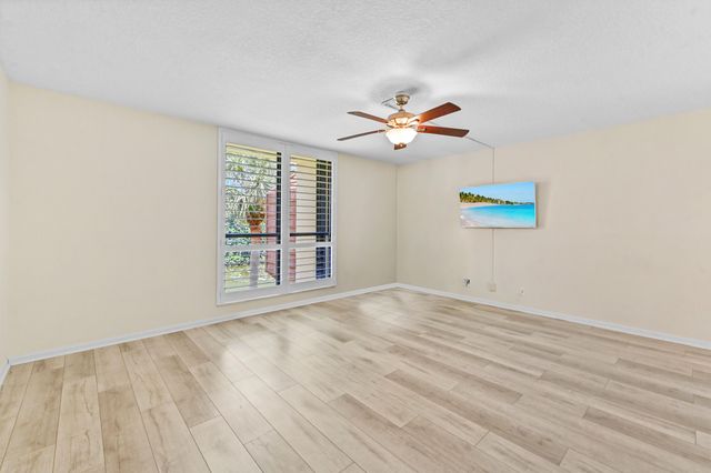 5250 Woodland Lakes Drive 327, Palm Beach Gardens, FL 33418