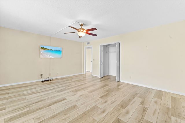 5250 Woodland Lakes Drive 327, Palm Beach Gardens, FL 33418