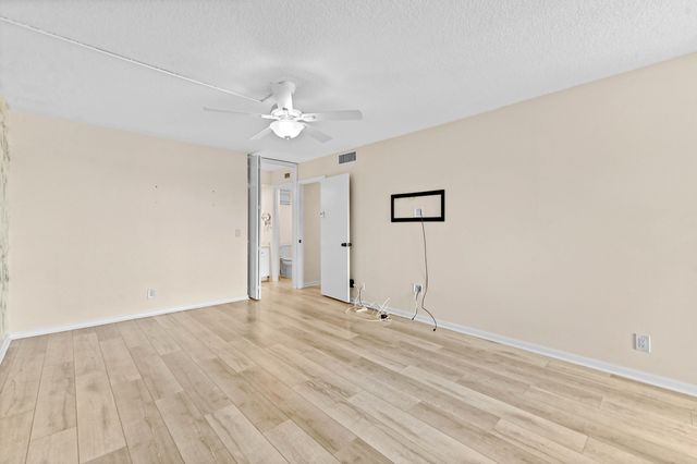 5250 Woodland Lakes Drive 327, Palm Beach Gardens, FL 33418