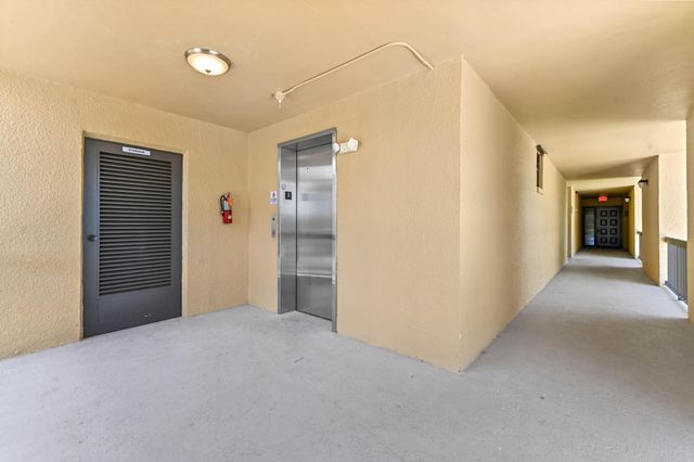 5250 Woodland Lakes Drive 327, Palm Beach Gardens, FL 33418