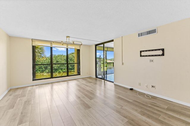 5250 Woodland Lakes Drive 327, Palm Beach Gardens, FL 33418